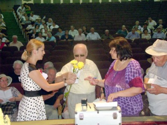 Persoanele care au împlinit 80 de ani sau 50 de ani de căsnicie, premiate